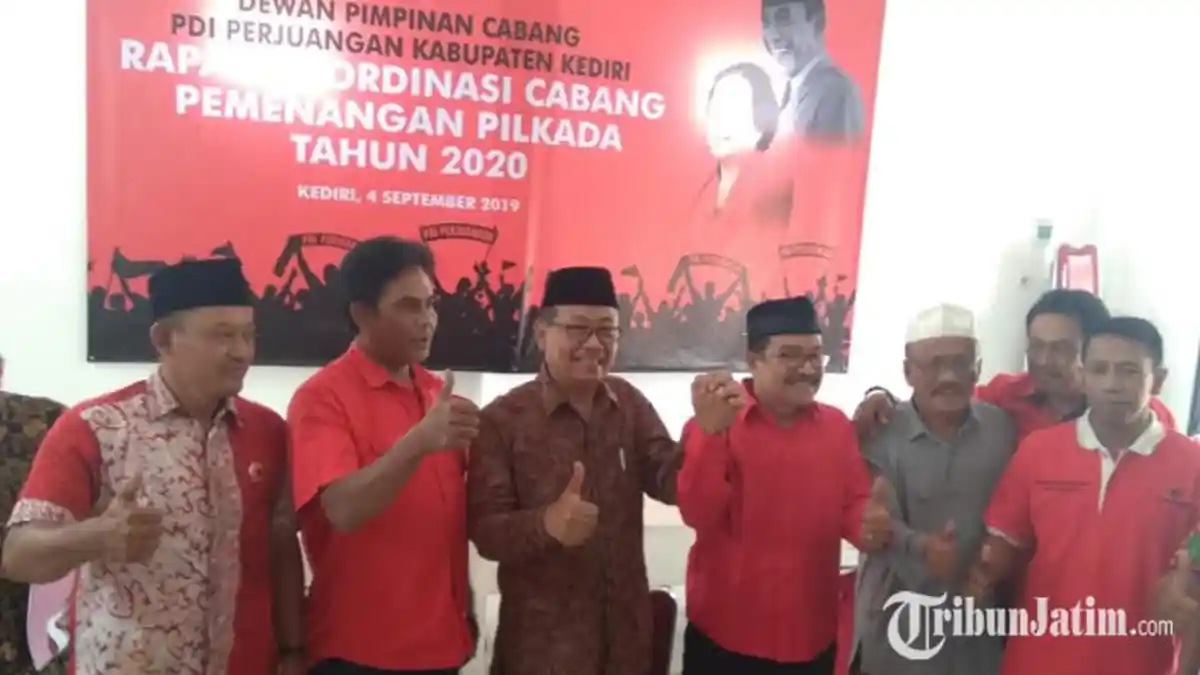 Diantar Ulama, Pasangan Calon Bupati-Wakil Bupati Kediri Mujahit-Eko Ediono Daftar ke PDIP