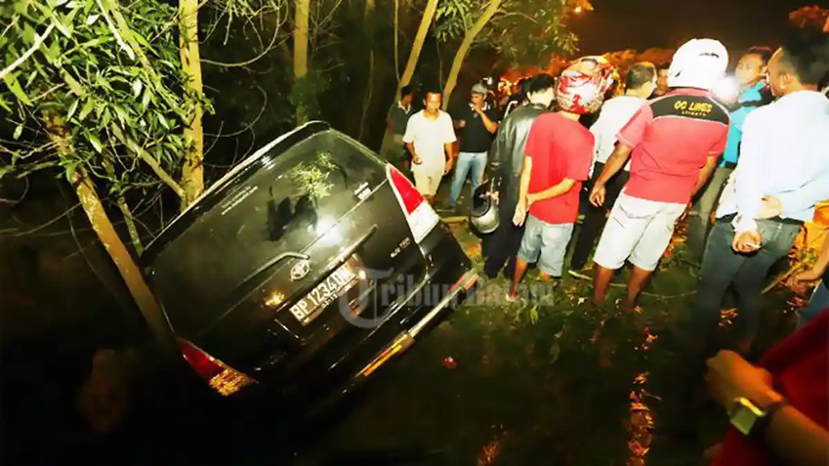 Mobil Terjun ke Jurang Usai Menabrak Empat Orang