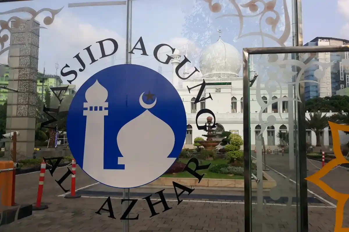 Pandemi Corona, Masjid Agung Al-Azhar Rutin Disemprot Disinfektan
