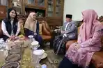 KH-Muhammad-Mustofa-Aqil-Siradj-siti-atikoh-kang-muh.jpg