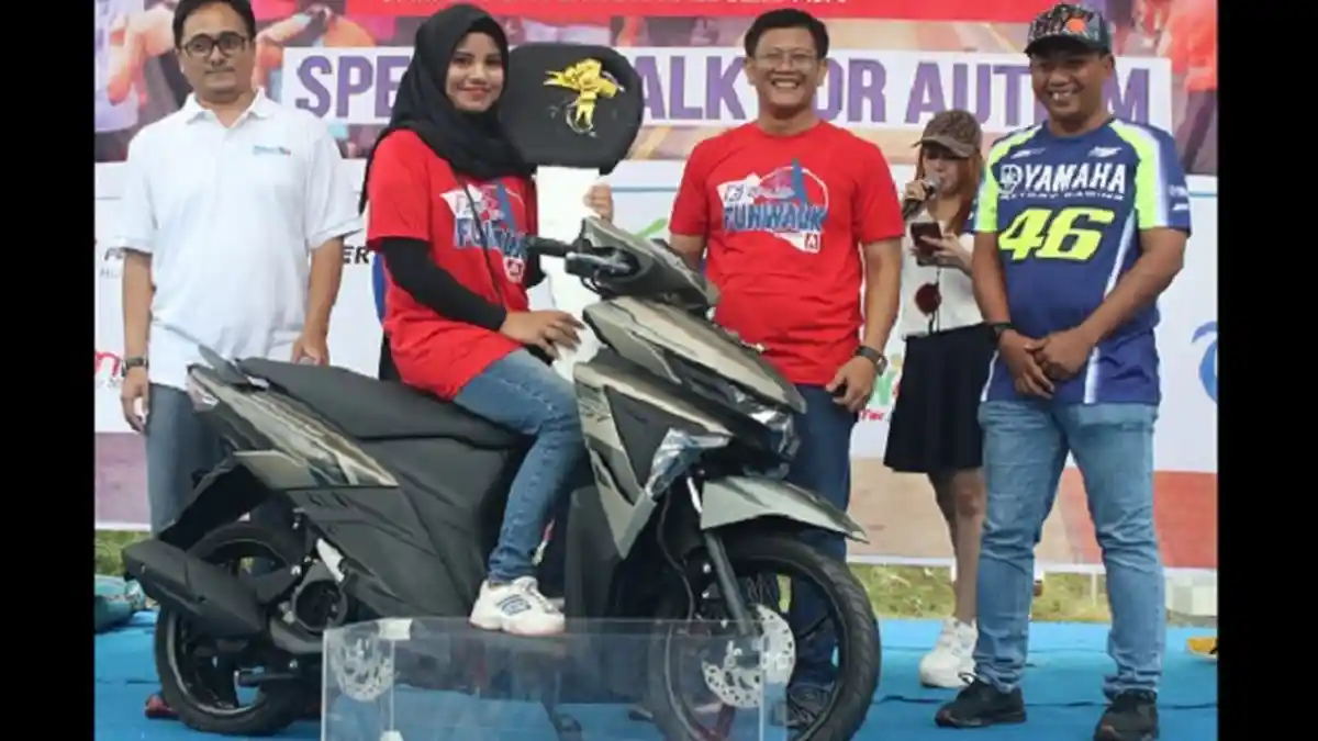 Gadis Pekerja Toko Aksesoris Raih Sepeda Motor di Acara Fun Walk Tribun Kaltim