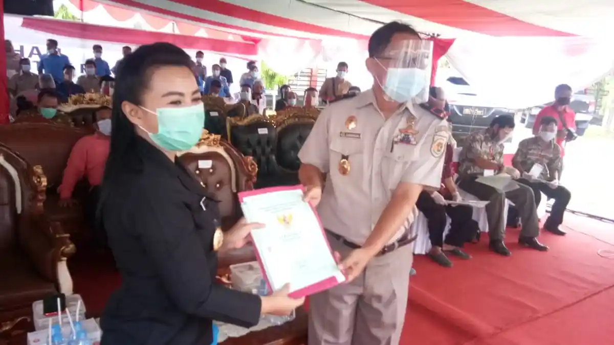 BPN Landak Serahkan 4000 Sertifikat Tanah Kepada Masyarakat