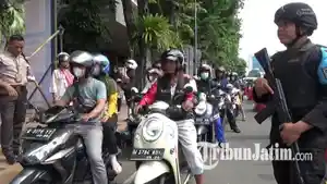 Warga-terlihat-berjejer-mengantre-di-depan-Kantor-Perwakilan-Bank-Indonesia-Jawa-Timur-di-surabaya.jpg