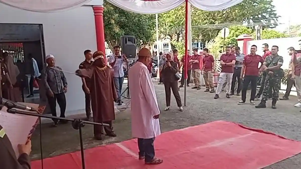 Kejari Bireuen Cambuk Delapan Terpidana Judi Online