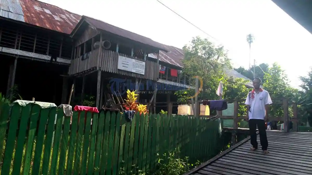 Kisah Dibalik Kokohnya Solangke Semangkok Hingga Kearifan Lokal Masyarakat Dayak Taman - rumah-betang-semangkok_20171101_162151.jpg