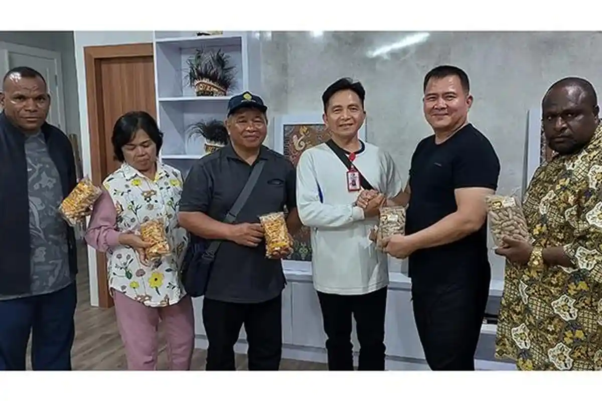 Tim Penyuluh Temui Pj Bupati Bernhard, Bahas Potensi Kacang Sangrai Jadi Oleh-oleh Khas Maybrat