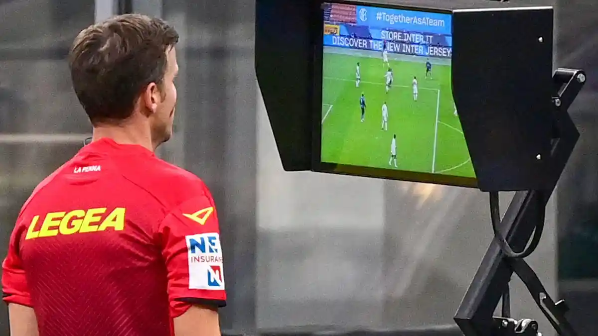 Kata-kata Percakapan Wasit dengan Petugas VAR dalam Kontroversi Handball Laga AC Milan vs Inter