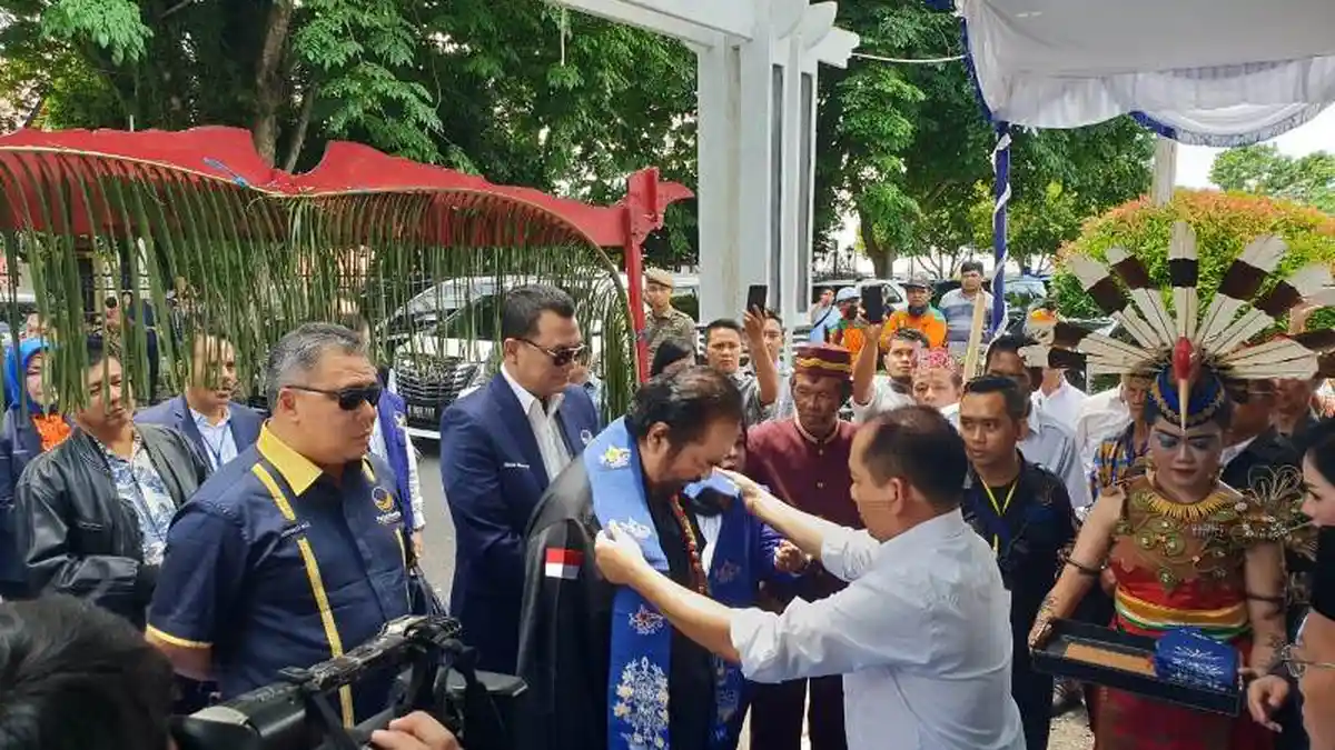 Tiba di Kapuas, Surya Paloh Disambut Tarian Kinyah Mandau
