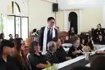 PERJAMUAN-Bupati-Minut-Pnt-Dr-Joune-Ganda-melaksanakan-tugas-pelayanan-di-ibadah-perjamuan.jpg