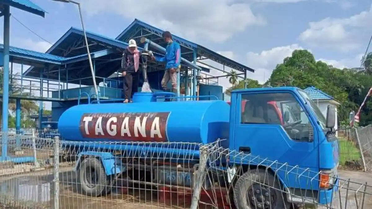Ratusan Ribu Liter Air Bersih Disalurkan Dinsos Paser ke Masyarakat ...