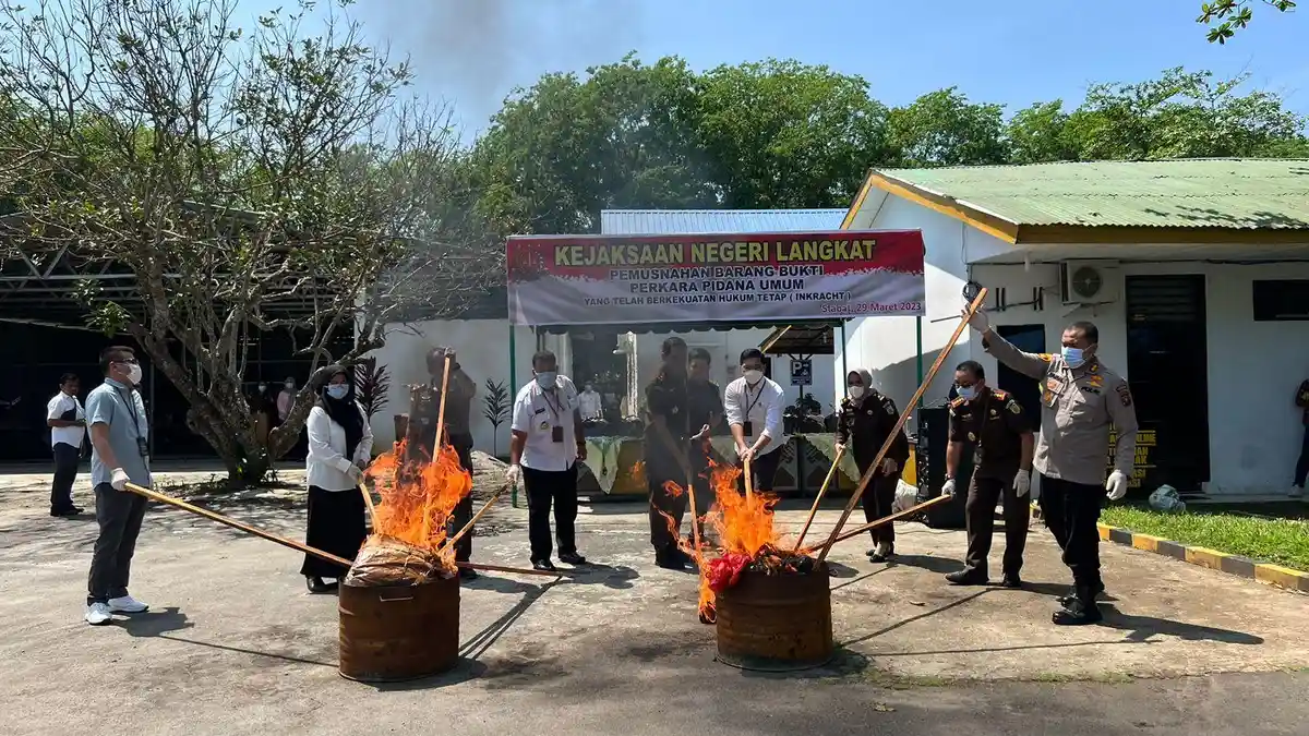 Kejari Langkat Musnahkan Barang Bukti dari 55 Perkara yang Telah Inkrah