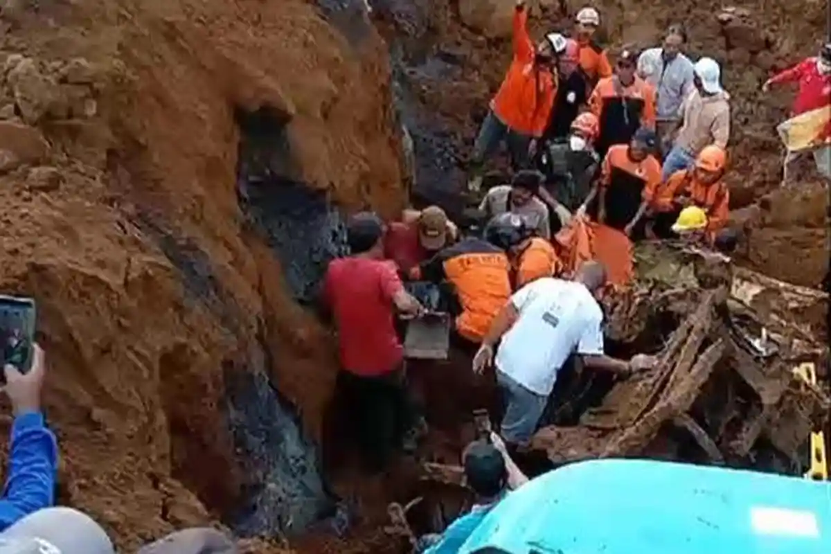 Tebing Longsor di Pronojiwo Lumajang, 4 Orang Dikabarkan Tertimbun Longsoran