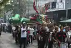 Adu Keren Warga Ramaikan Karnaval Hari Pahlawan