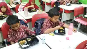Uji-coba-makan-siang-gratis-di-SD-Negeri-7-Teluk-Pucung-Kecamatan-Bekasi-Utara-Kota-Bekasi.jpg