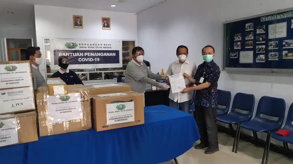 Yayasan Buddha Tzu Chi Indonesia Serahkan 2 Ventilator dan 1200 Masker N95 ke RS Wahidin