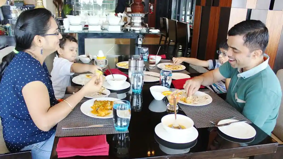 Asyiknya Berkumpul Bersama keluarga di Sunday Brunch Crowne Plaza Semarang - keluarga-1_20151122_195100.jpg