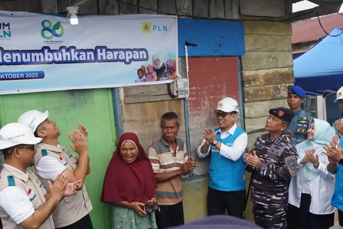 Cahaya dan Harapan di HLN ke-80: PLN Sambungkan Listrik Gratis bagi Keluarga Prasejahtera di Padang