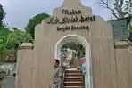 ILUSTRASI-Suasana-depan-makam-Kyai-Sholeh-Dara.jpg