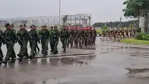 prajurit-TNI-dari-lima-kesatuan-tampak-bersiaga-di-Apron.jpg