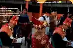 video-viral-momen-pernikahan-dosen-tetap-jalankan-tugas-dengan-tandatangani-laporan-mahasiswa.jpg