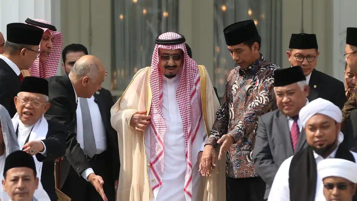 Raja Salman Tanam Pohon Ulin di Halaman Istana Merdeka
