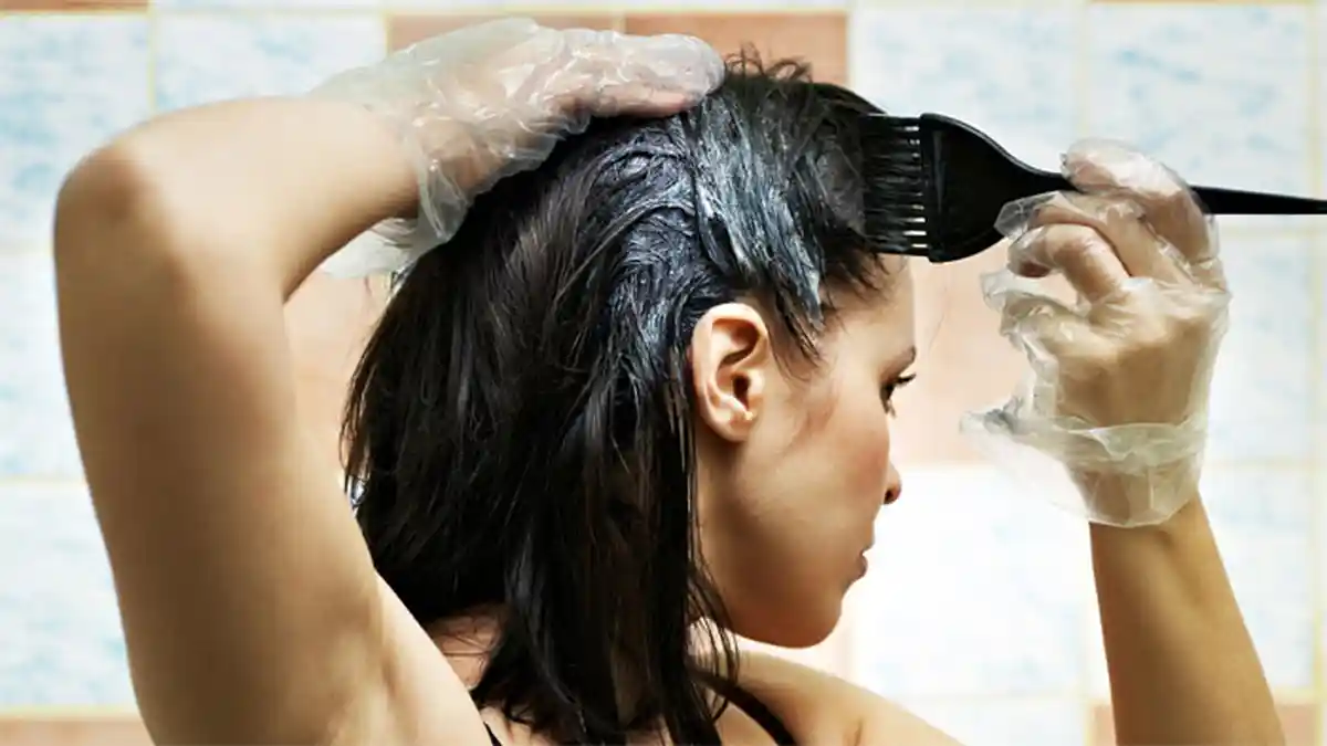 4 Tips Mengecat Rambut Sendiri selama Karantina Covid-19 di Rumah Agar Hasilnya Bagus dan Awet