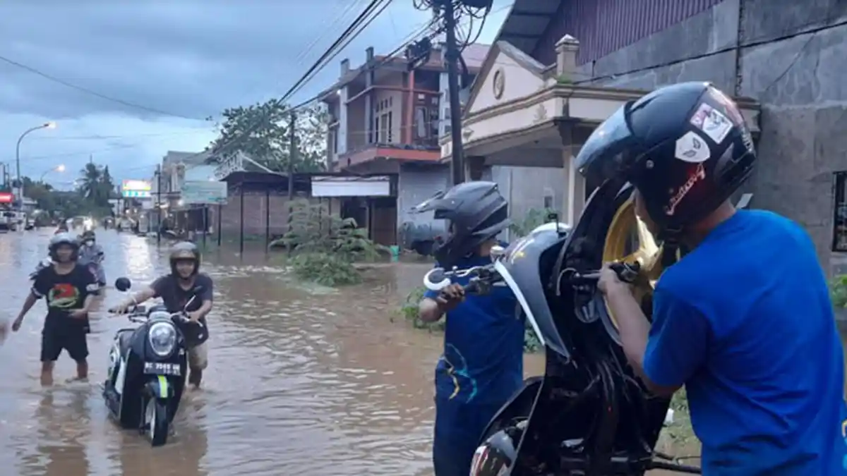 Nekat Terobos Banjir di Jalan Pababari Mamju, Puluhan Motor Mogok
