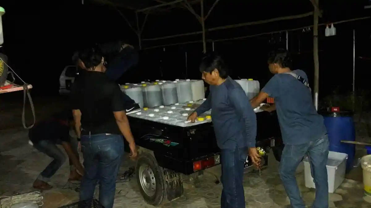 Polisi Amankan 2.000 Liter Arak di Pabrik Milik Akiong