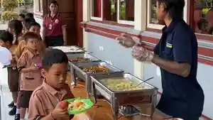 Uji-coba-makan-siang-sehat-yang-dilaksanakan-di-SD-No-5-Carangsari-oleh-Disdikpora-Badung.jpg