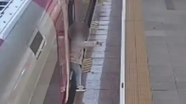 Viral! Penumpang Nekat Tahan Pintu Whoosh demi Barang Tertinggal, Bikin Kereta Telat 2 Menit