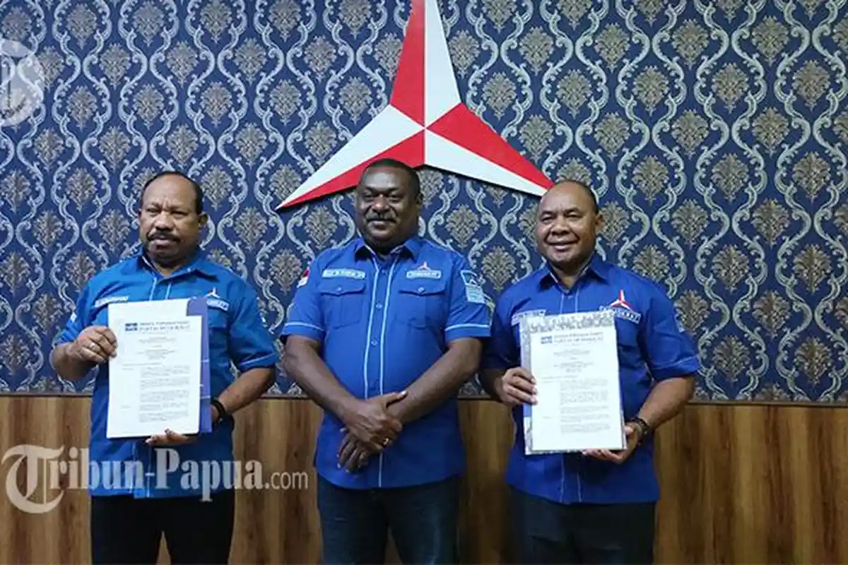DPD Partai Demokrat Papua Serahkan SK Pengurus DPC Kepulauan Yapen dan Biak Numfor