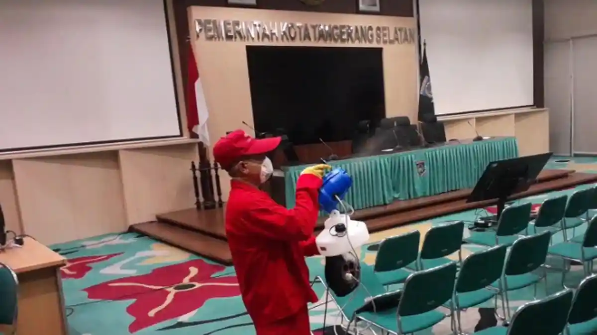 Antisipasi Virus Corona, Kantor Wali Kota Tangerang Selatan Disemprot Disinfektan