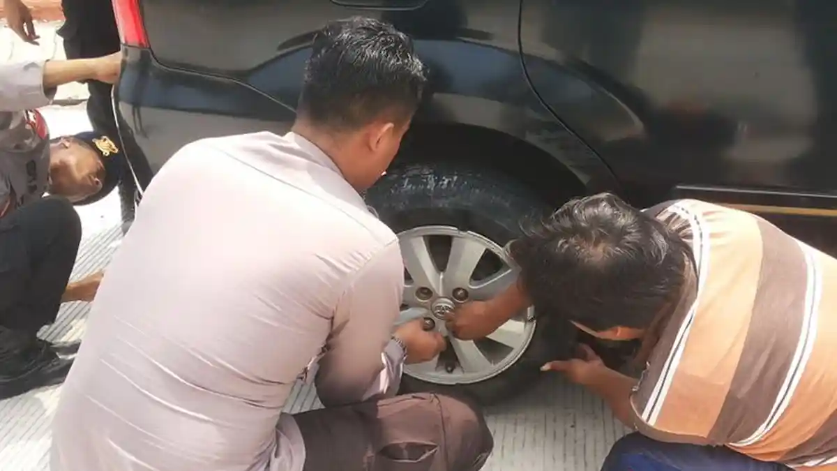 Kurangi Tekanan Angin, Ban Mobil Pemudik Ini Malah Meletus