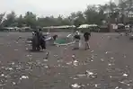 Hamparan-pasir-hitam-di-Pantai-Watu-Pecak-dipenuhi-sampah.jpg