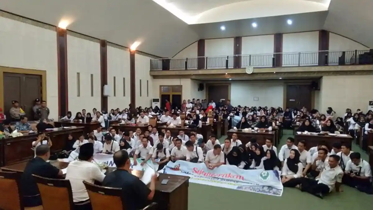 Ratusan Tenaga Kesehatan Kabupaten Sambas Datangi Kantor DPRD