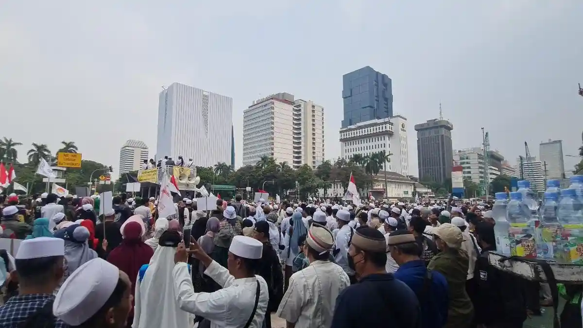 Datangi Lokasi Aksi 411, Penggemar Habib Rizieq Bawa Bendera Jumbo Setinggi 4 Meter