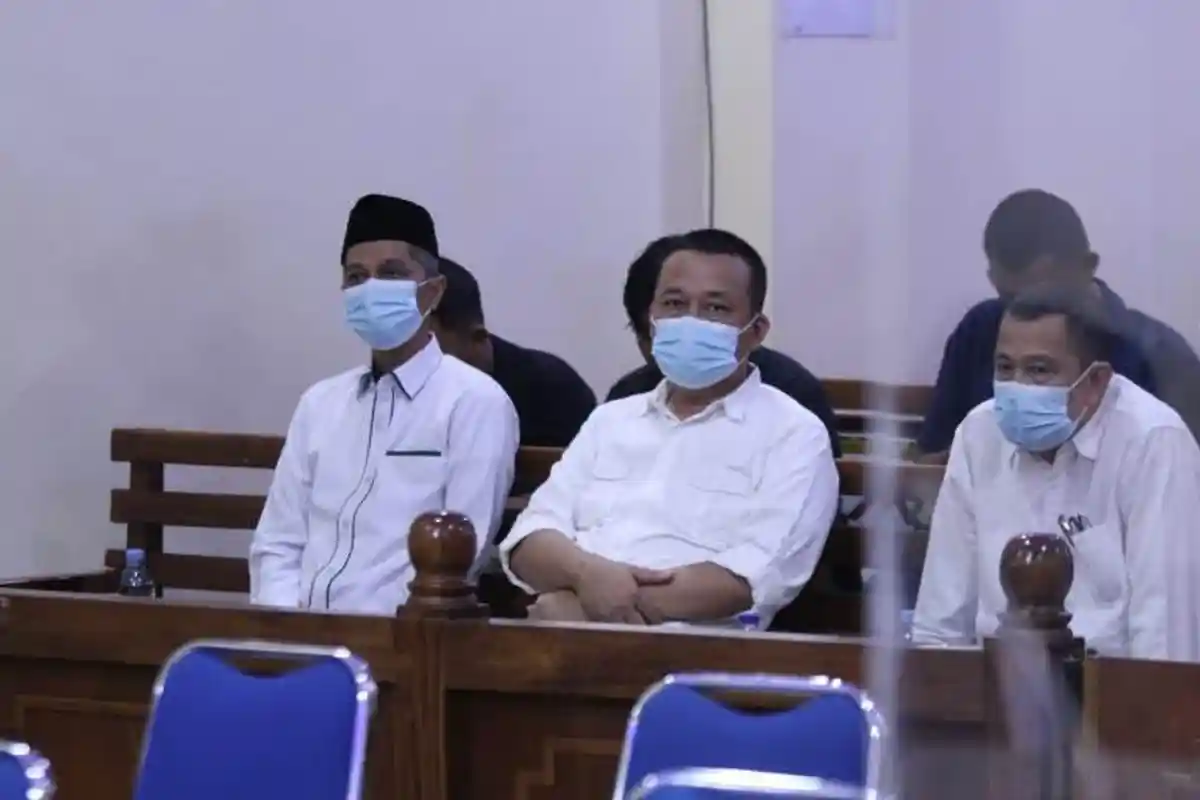 Sidang PMB Unila, Karomani Selalu Menunduk sedang Heryandi dan Basri Kerap Menoleh ke Jaksa