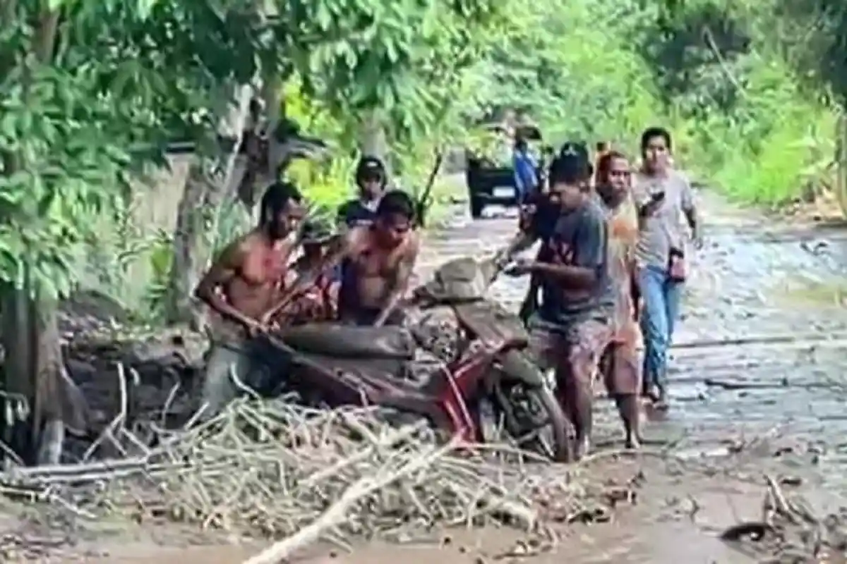 Banjir Lahar Gunung Lewotobi Seret Sepeda Motor di Jalur Trans Larantuka-Maumere