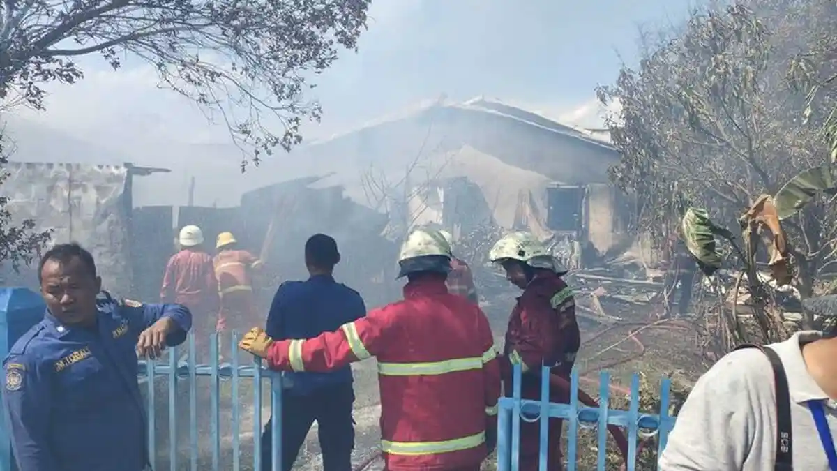Padamkan Kebakaran Gudang Tiner, Petugas Damkar Tewas
