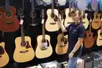 pramuniaga-gramedia-manado-mencoba-salah-satu-gitar-akustik.jpg