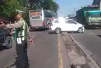 Tabrakan Beruntun di Balongbendo Sidoarjo, Daihatsu Xenia Naik ke Pembatas Jalan 