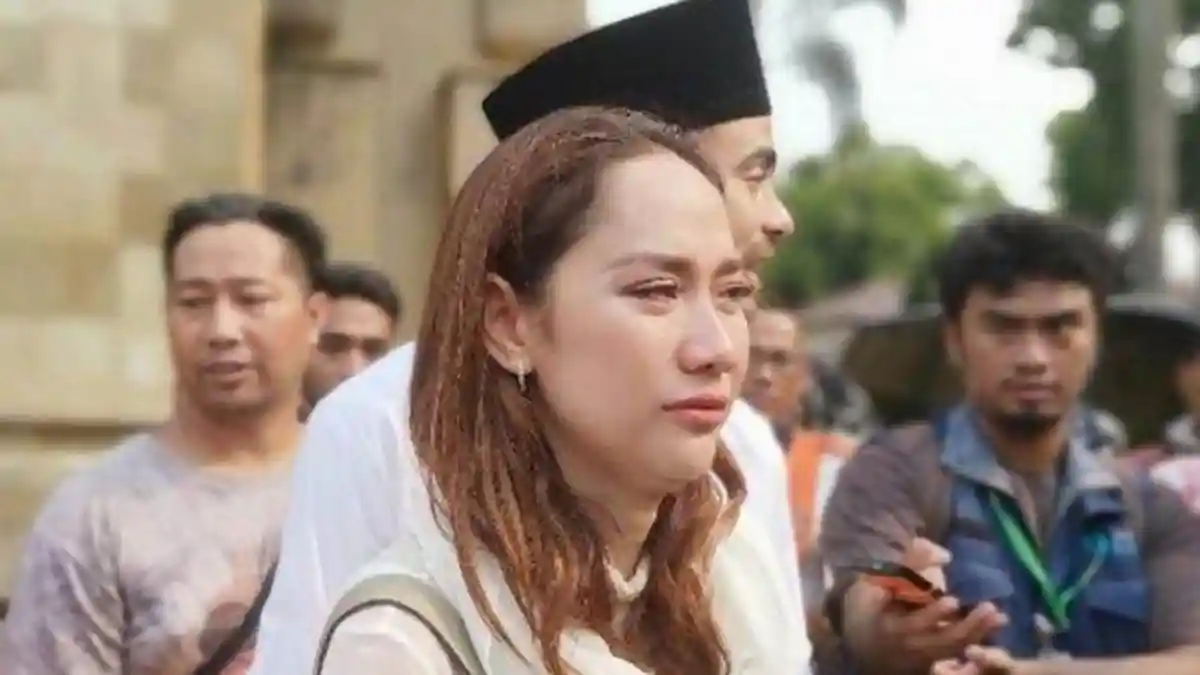 Wajah Pucat dan Mata Sembab BCL Saat Jenazah Ashraf Sinclair Tiba, Rossa dan Kerabat Artis Melayat