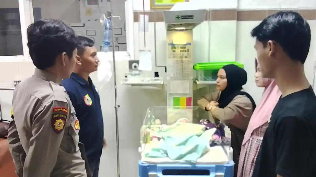 Bayi Mungil Ditemukan Masih Hidup di Bawah Pohon Bambu