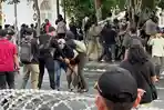 mahasiswa-demo-tolak-UU-TNI-di-Grahadi-Surabaya-ditangkap-polisi.jpg
