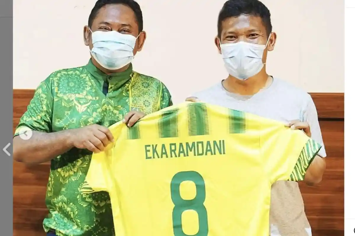 Legenda Persib Bandung Eka Ramdani Merumput Lagi, Tunjukkan Jersey Kuning Nomor 8, Siap Cetak Gol