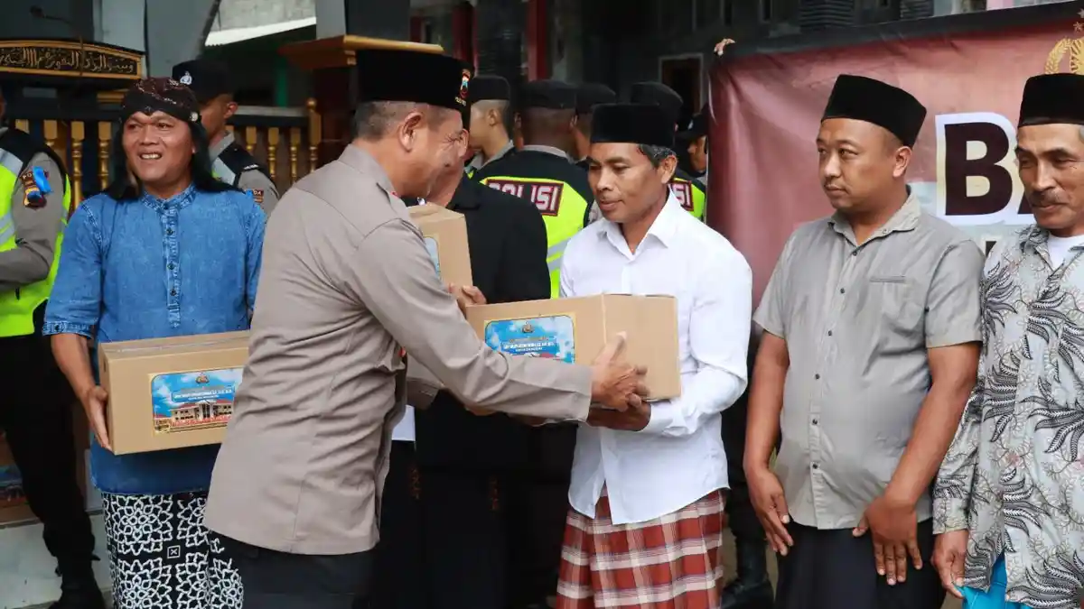Polres Wonosobo Serahkan Bantuan Kepada Korban Terdampak Angin Kencang di Desa Ropoh
