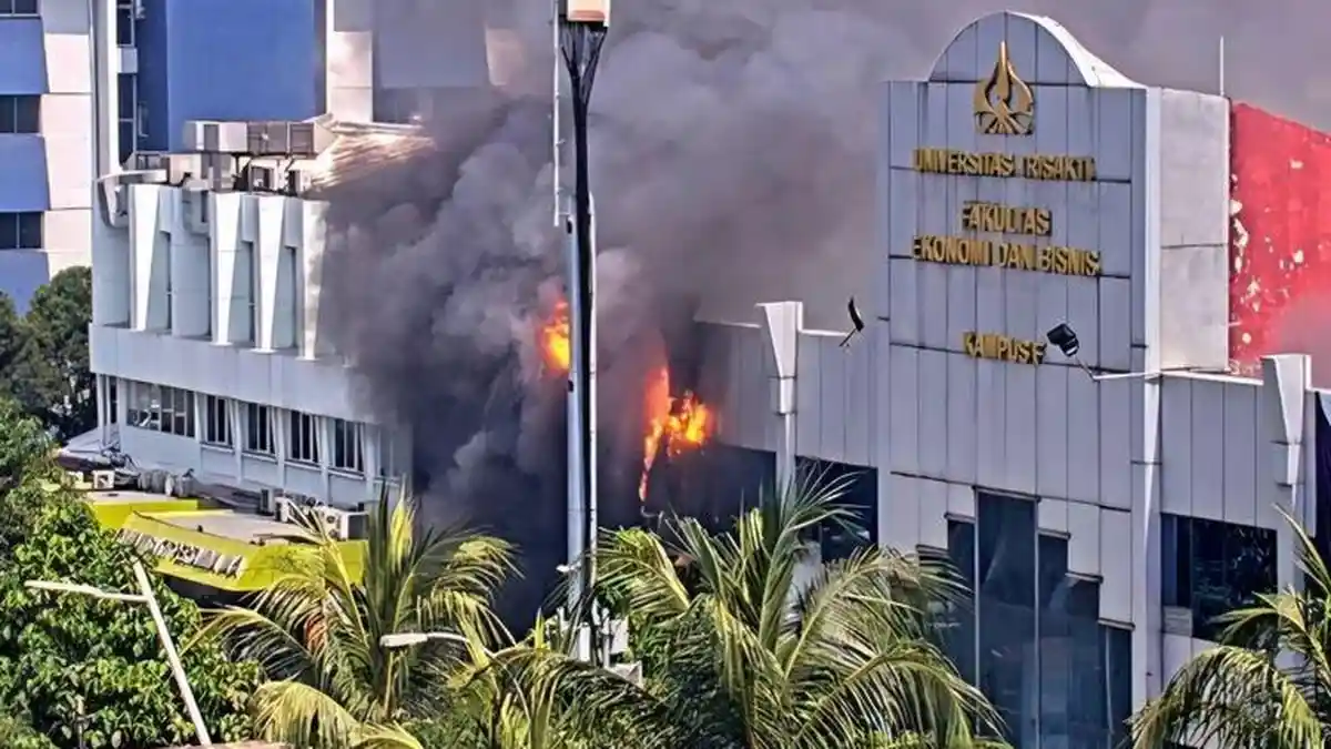 Mobil Terbakar Akibat Korsleting Listrik di Kampus Trisakti, Api Merembet ke Gedung