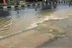 Potret-air-keluar-dari-drainase-yang-menyebabkan-Jalan-Martandu.jpg