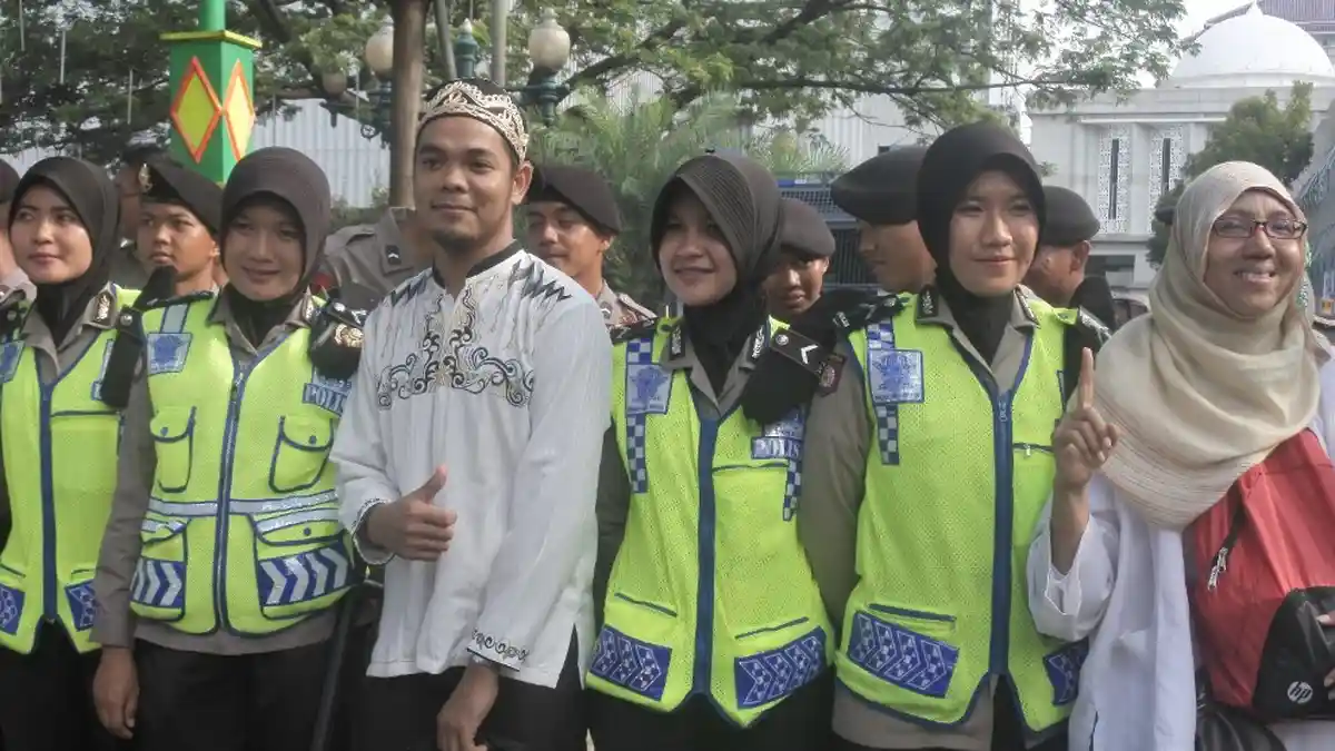 Polwan Senang Diajak Foto Bareng Demonstran