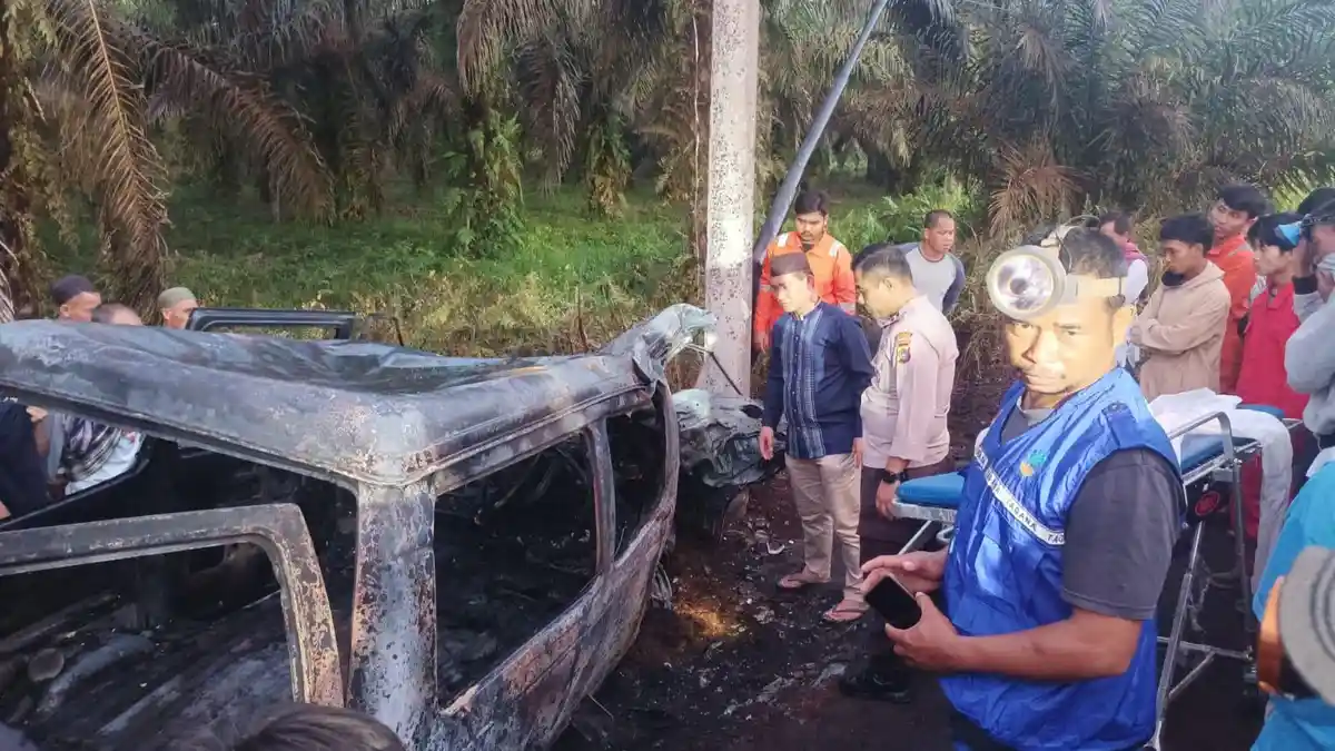 Usai Tabrak Tiang Listrik, Mobil Bermuatan Jerigen BBM Terbakar di Desa Pergam, 1 Meninggal